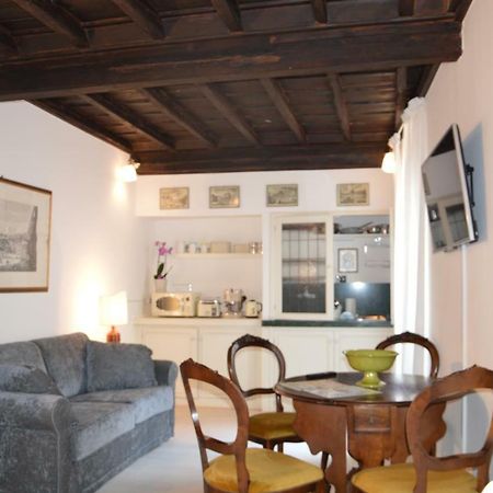 Historic Center - Elegant Apartment With Charming Antiques - Raffaello Inn Рим Екстер'єр фото
