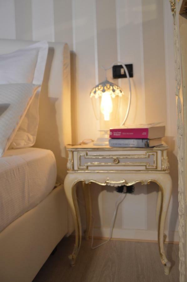 Historic Center - Elegant Apartment With Charming Antiques - Raffaello Inn Рим Екстер'єр фото