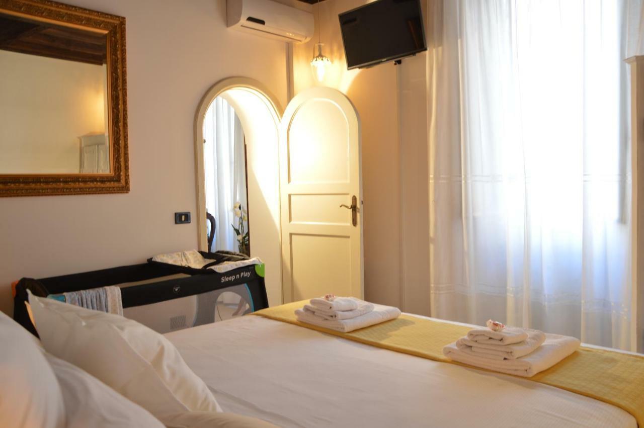 Historic Center - Elegant Apartment With Charming Antiques - Raffaello Inn Рим Екстер'єр фото
