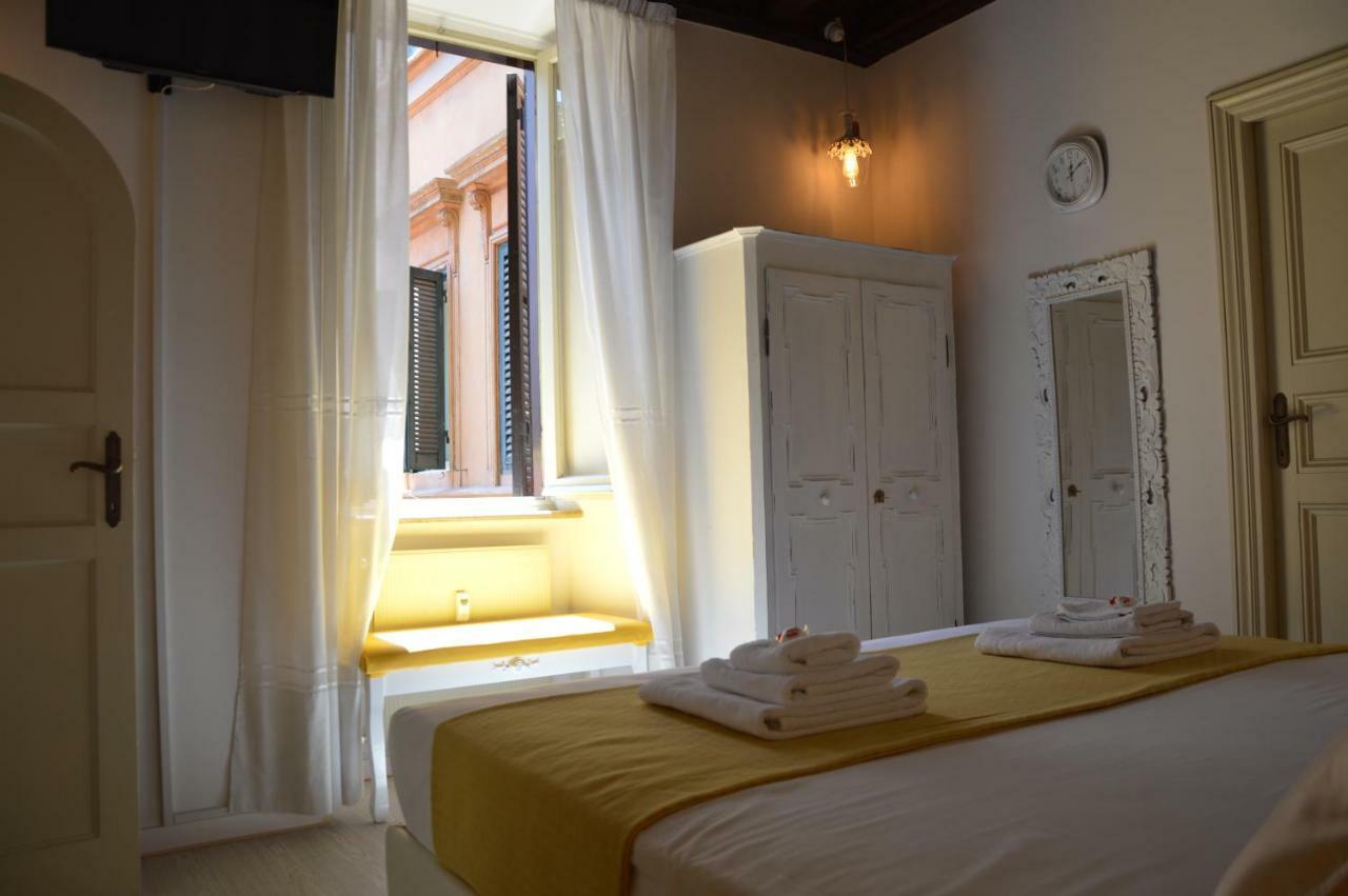 Historic Center - Elegant Apartment With Charming Antiques - Raffaello Inn Рим Екстер'єр фото