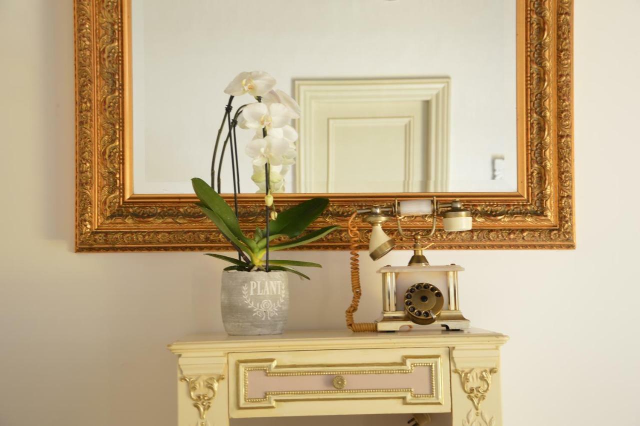Historic Center - Elegant Apartment With Charming Antiques - Raffaello Inn Рим Екстер'єр фото