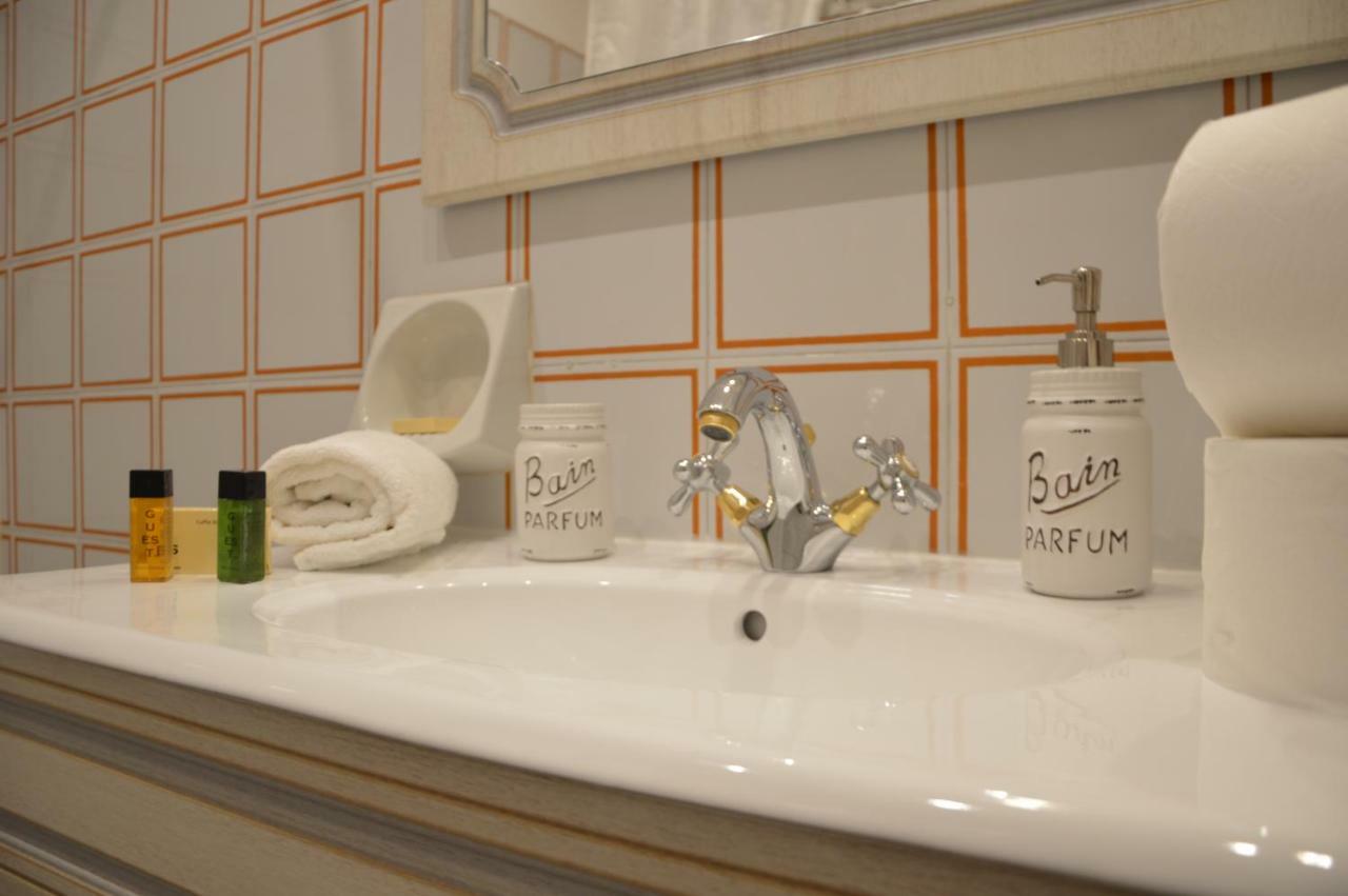 Historic Center - Elegant Apartment With Charming Antiques - Raffaello Inn Рим Екстер'єр фото