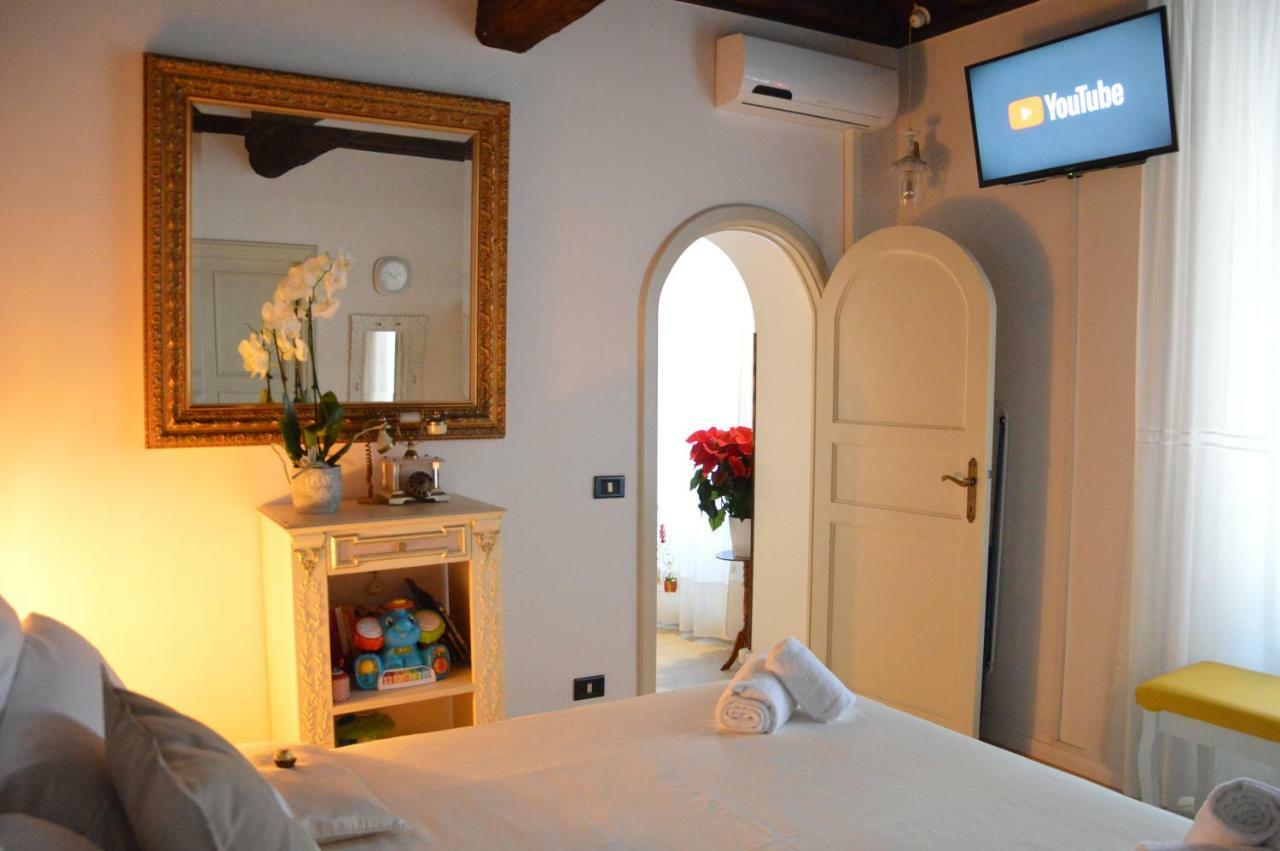 Historic Center - Elegant Apartment With Charming Antiques - Raffaello Inn Рим Екстер'єр фото